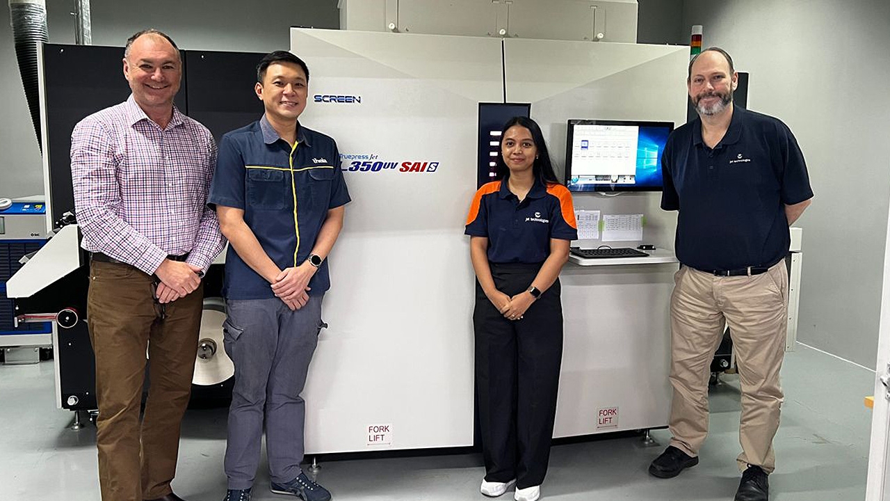 Theia and Jet Technologies teams in front of the new Screen Trupress Jet L350UV SAI