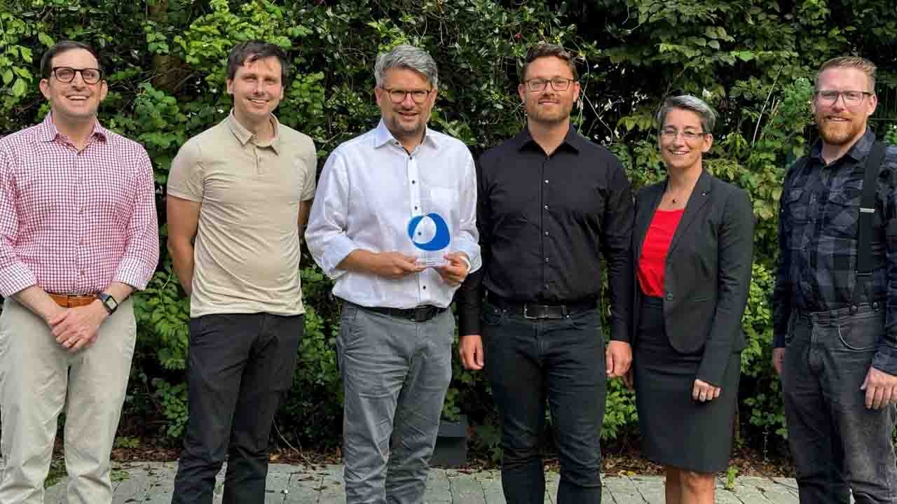 (L-R) The winning team of the Altana Innovation Award including Ben Lux, Nils Conrad, Dr. Rüdiger Wittenberg, Marius Würzburg, Dr. Petra Severit, Hendrik Neuelman