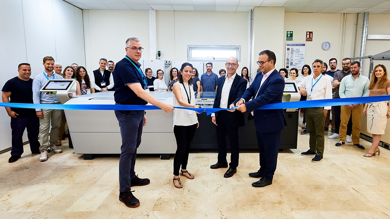 The official unveiling of the new Esko CDI Crystal 4835 XPS was attended by Daniel Carreño, CEO of Grupo Lantero and Jose Antonio Herráez, general manager of Emsur.