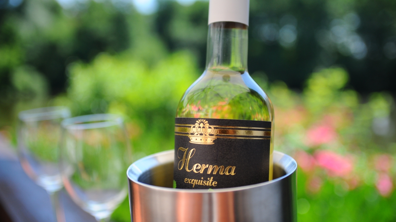 New Herma textured papers are ideally suited for the labeling of wine and sparkling wine bottles New Herma textured papers are ideally suited for the labeling of wine and sparkling wine bottles